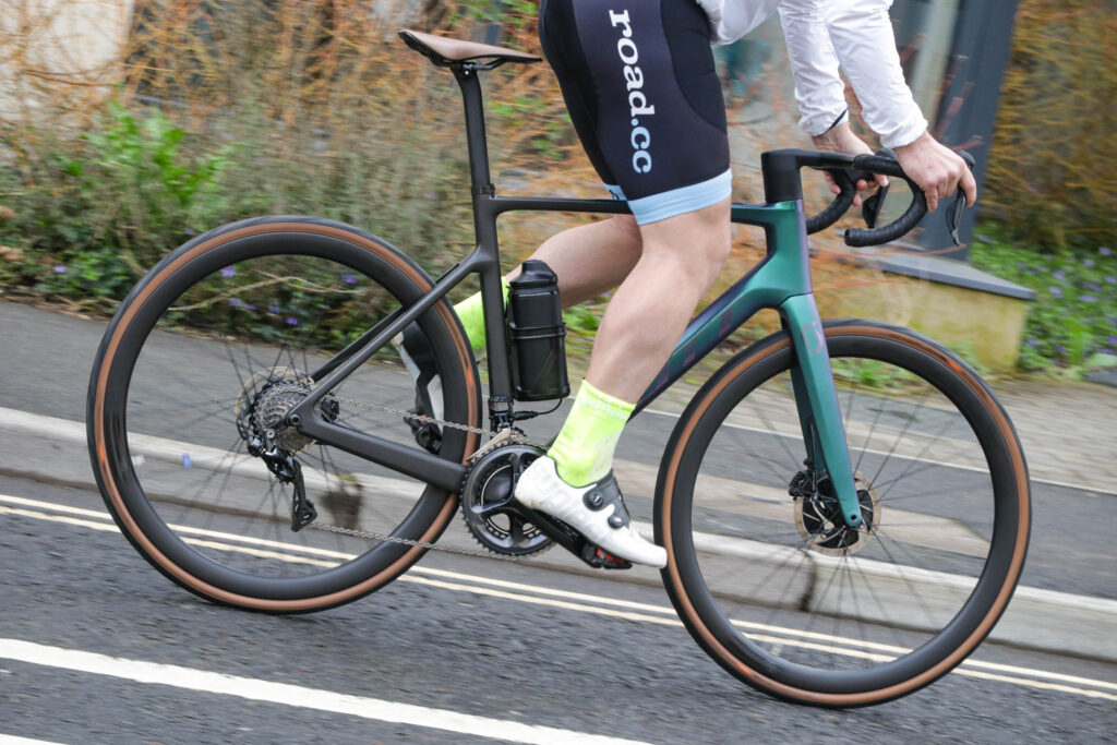 2021 Scott Addict eRoad – riding 3.jpg
