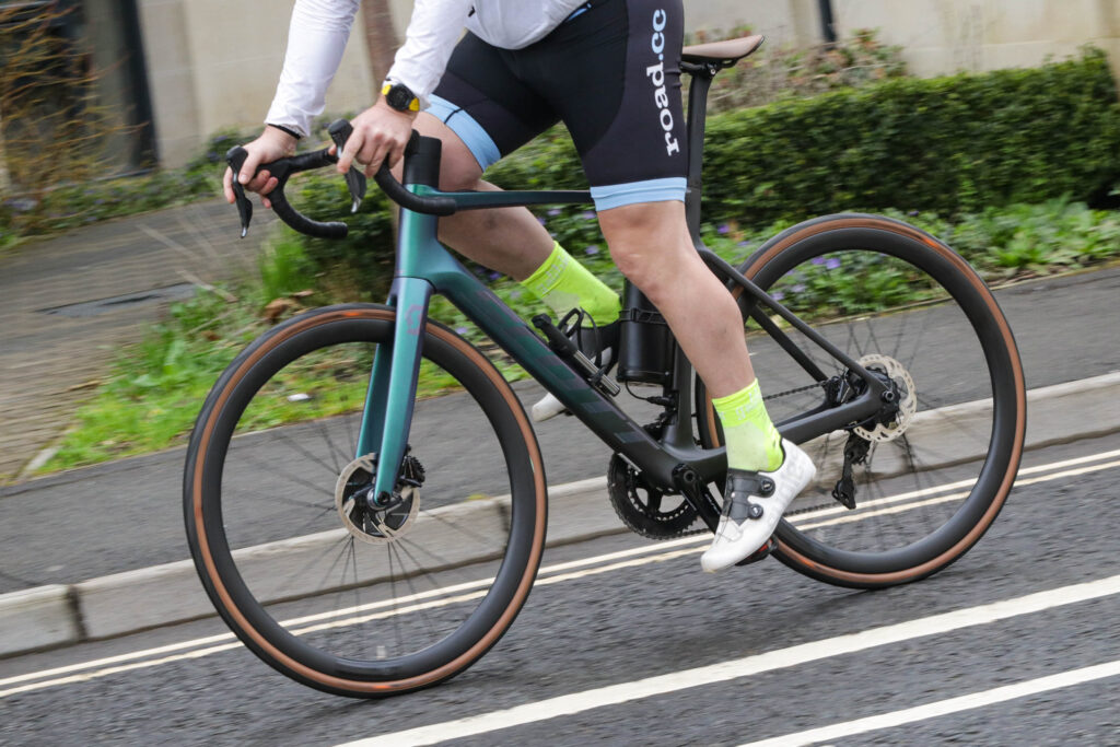 2021 Scott Addict eRoad &ndash; riding 4.jpg
