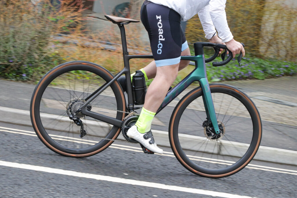 2021 Scott Addict eRoad &ndash; riding 5.jpg