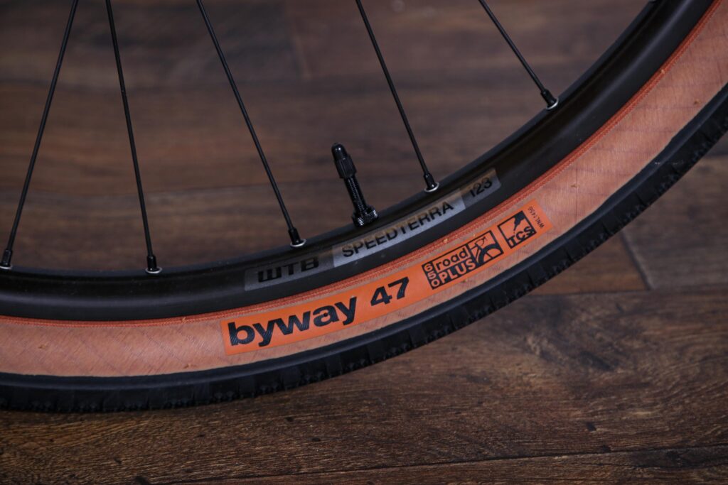 2021 Vitus Substance CRS 2 – tyre 2.jpg