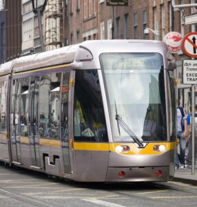 The_LUAS_-_Dublin_City_Centre_(180mm)_(1507653387)