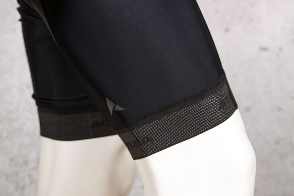 2021 Altura Progel Plus Mens Bib Shorts – cuff 2.jpg