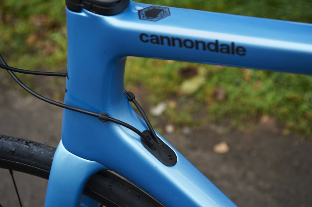 2021 Cannondale SuperSix Evo Carbon Disc 105 &ndash; cable routing 2.jpg