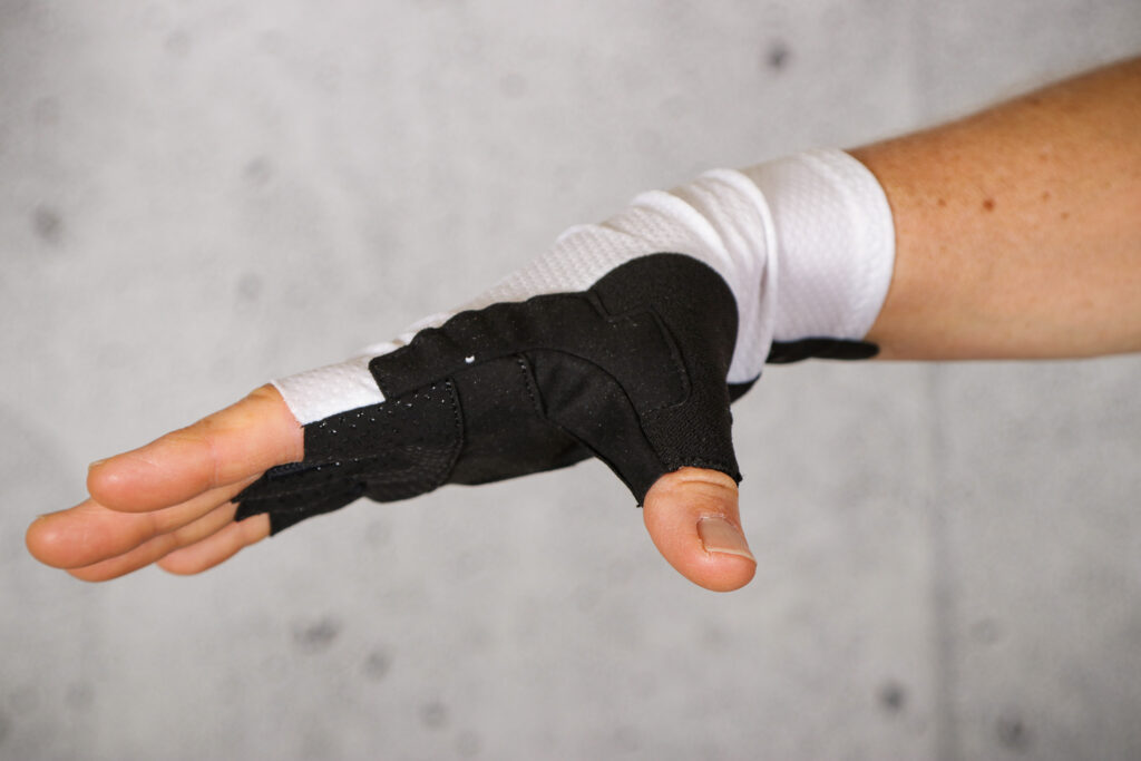 2021 dhb Aeron Lab Aero Mitt White – stitching detail.jpg