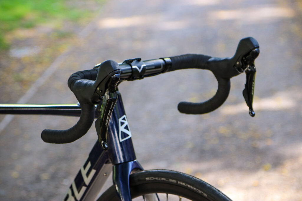 2021 Ribble Endurance AL e Shimano 105 – bars.jpg
