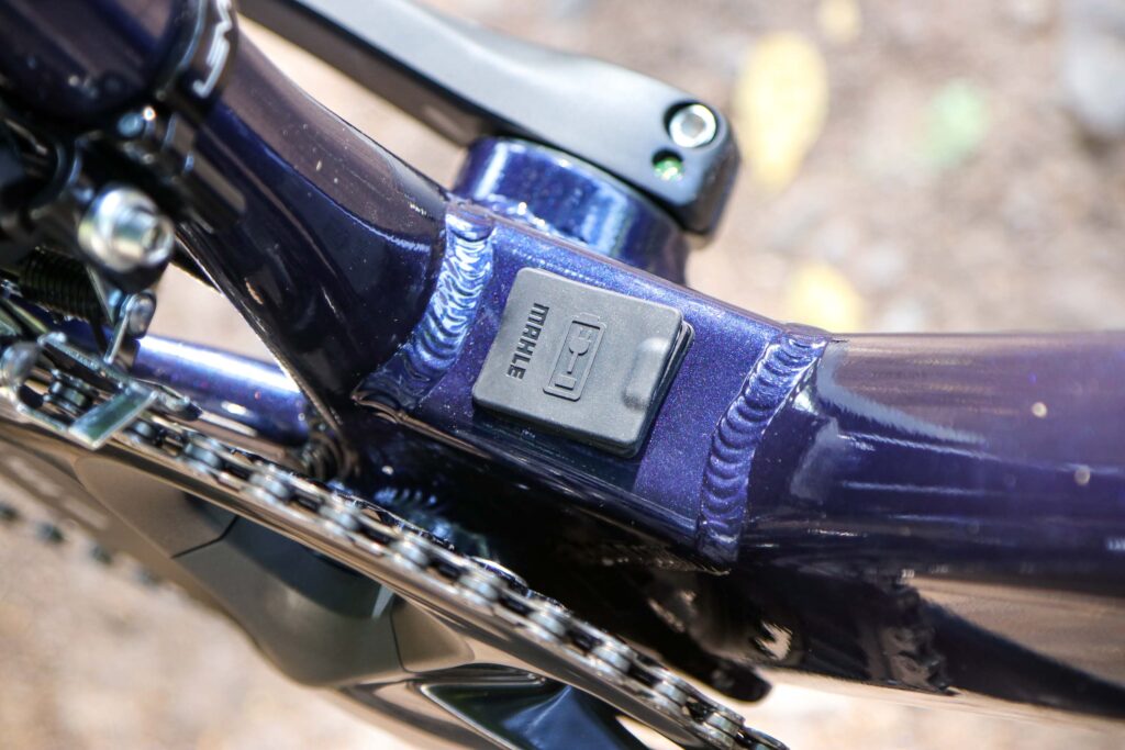 2021 Ribble Endurance AL e Shimano 105 – charging port.jpg