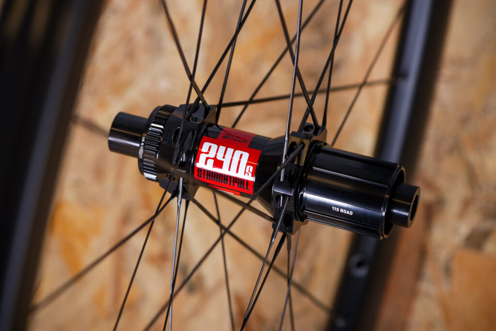 2021 VEL 38 RSL Carbon Tubeless Disc Wheelset – rear hub.jpg