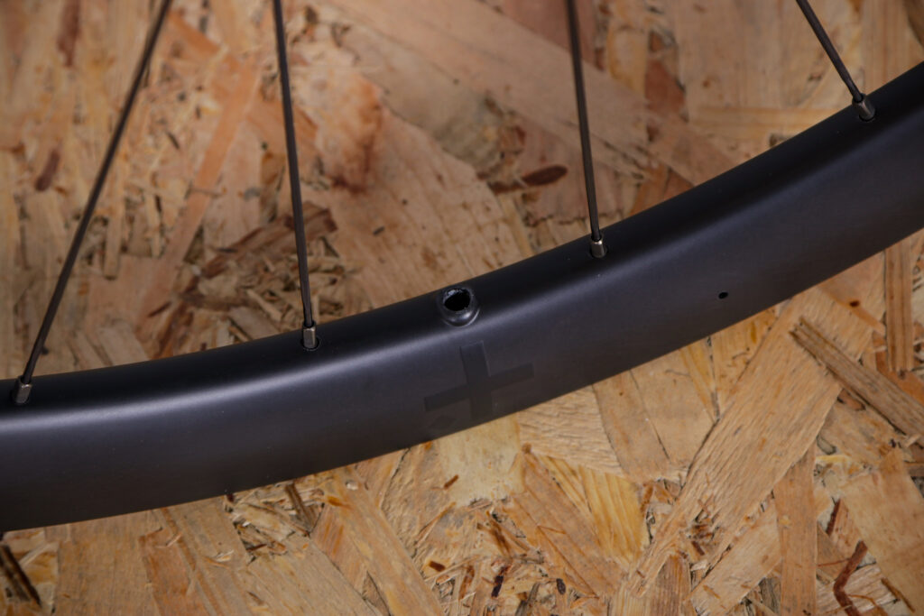 2021 VEL 38 RSL Carbon Tubeless Disc Wheelset – valve hole.jpg