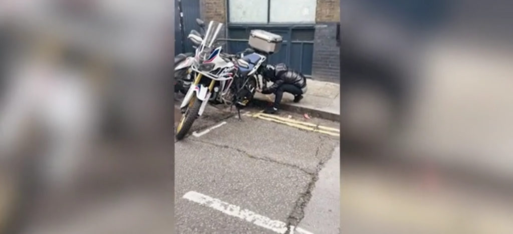 Cyclist confronts motorbike thieves