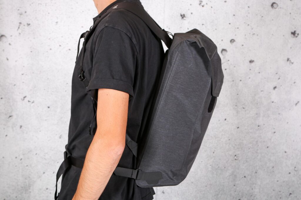 2021 Apidura City Backpack 17L – side.jpg