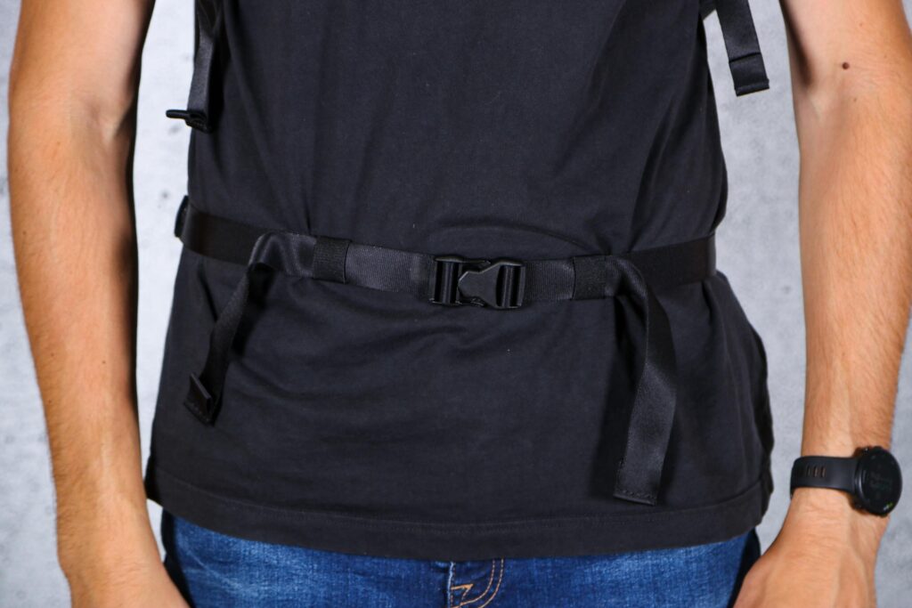2021 Apidura City Backpack 17L – waist strap.jpg
