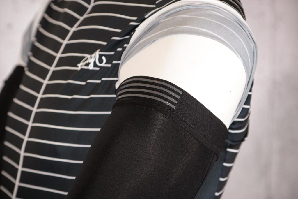 2021 Endura Pro SL Arm Warmers II – top gripper.jpg