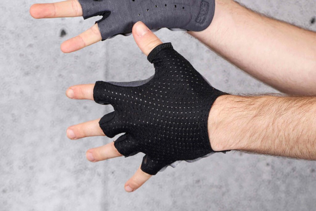 2021 Q36.5 Unique Gloves – back.jpg