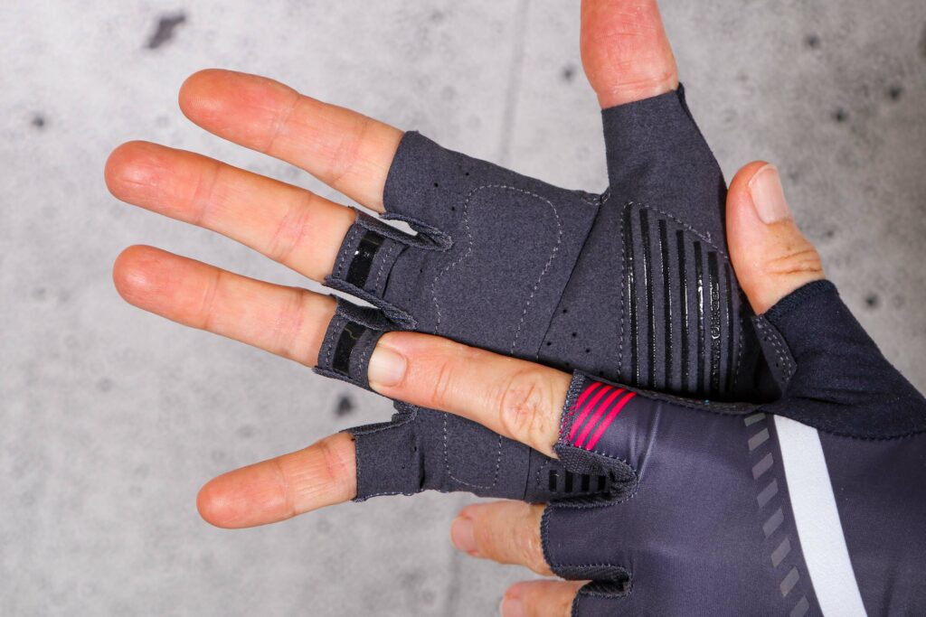 2021 Altura Progel Mitt – finger detail.jpg