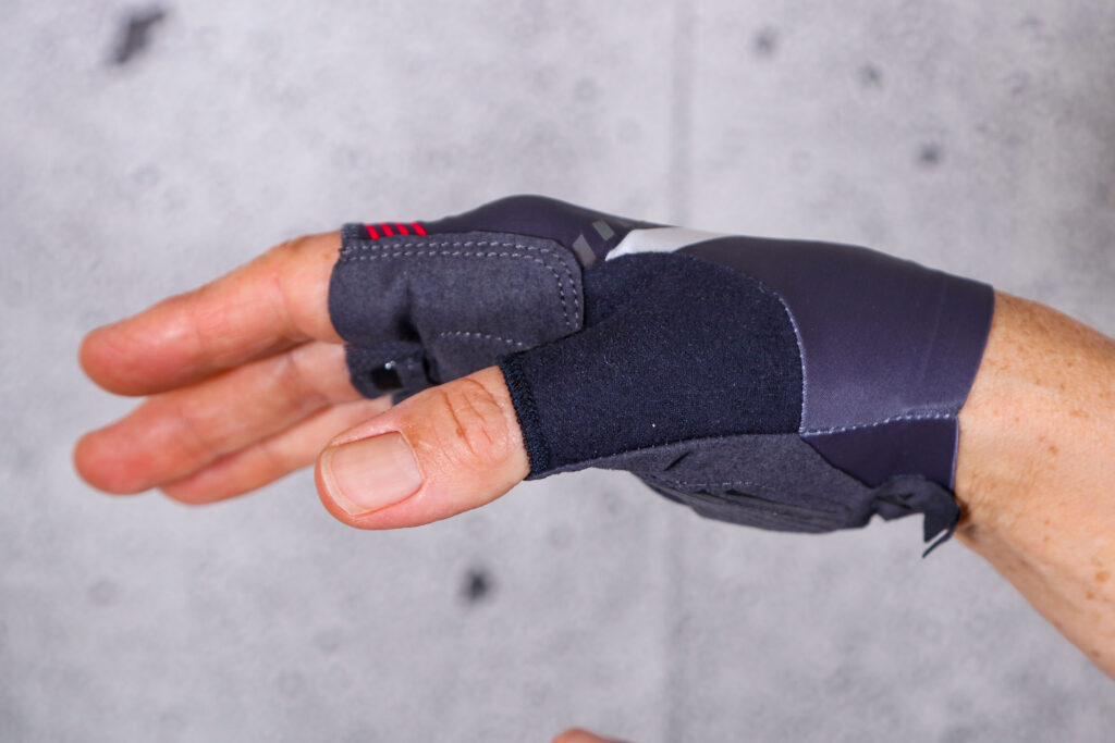 2021 Altura Progel Mitt – thumb material.jpg