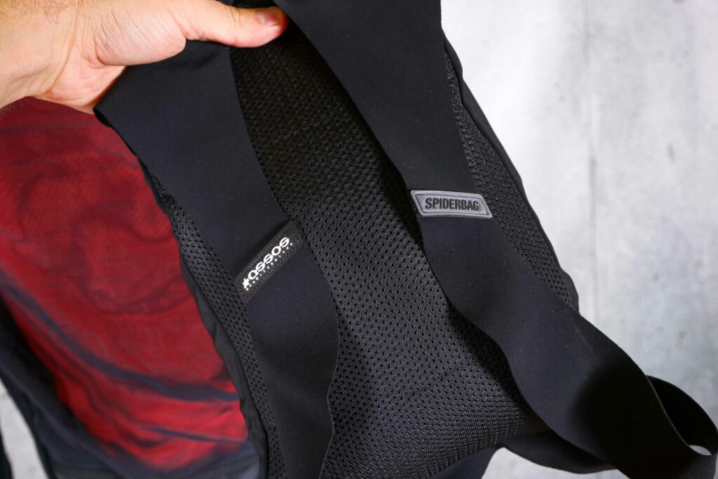 2021 Assos Assosoires Spider Bag G2 – back padding.jpg