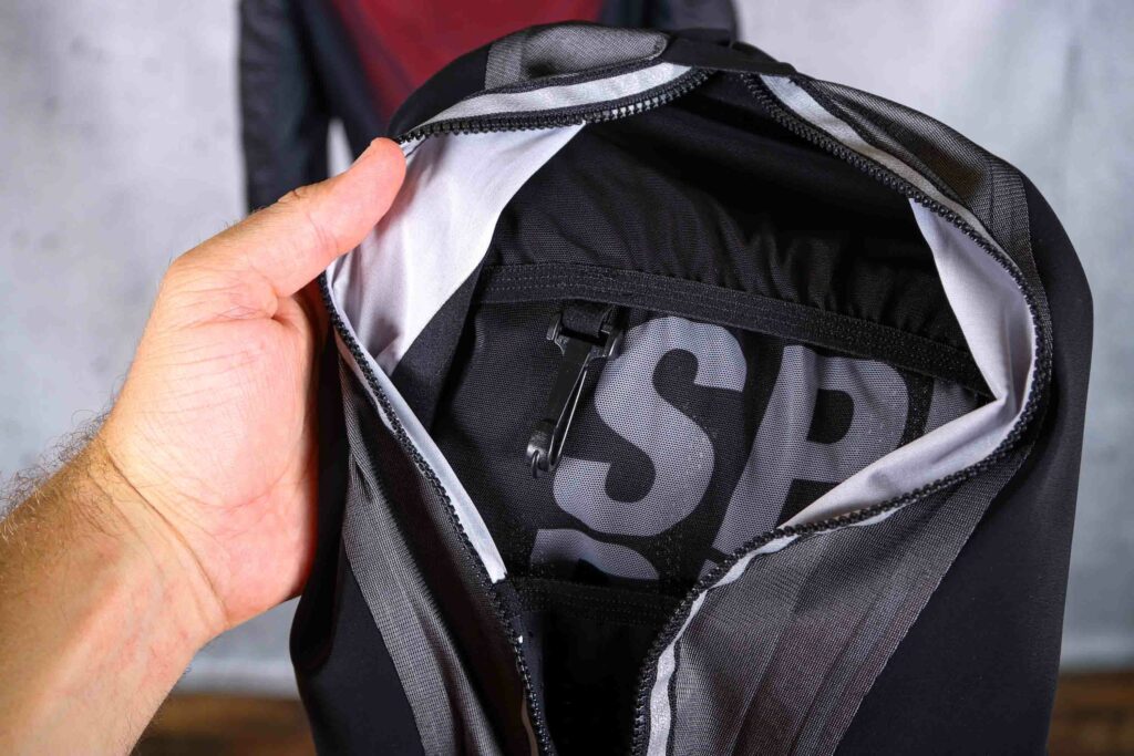 2021 Assos Assosoires Spider Bag G2 – key fob inside.jpg