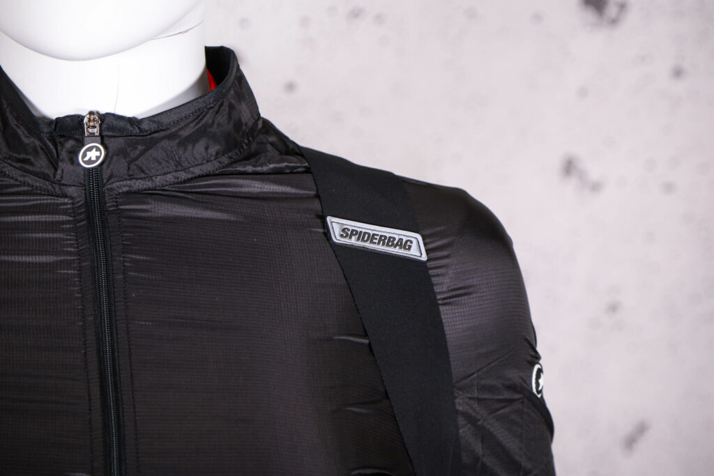 2021 Assos Assosoires Spider Bag G2 – strap logo 2.jpg