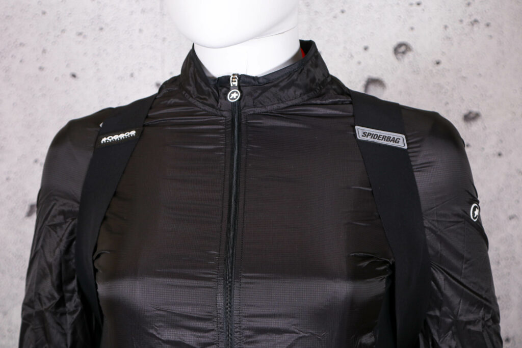 2021 Assos Assosoires Spider Bag G2 – straps.jpg