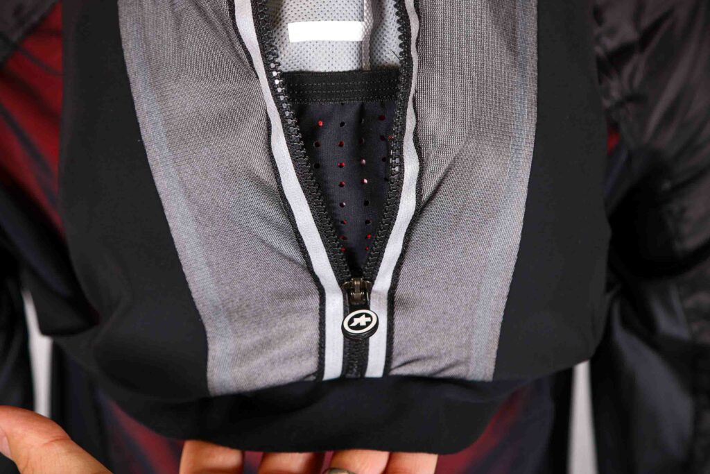 2021 Assos Assosoires Spider Bag G2 – zip detail.jpg