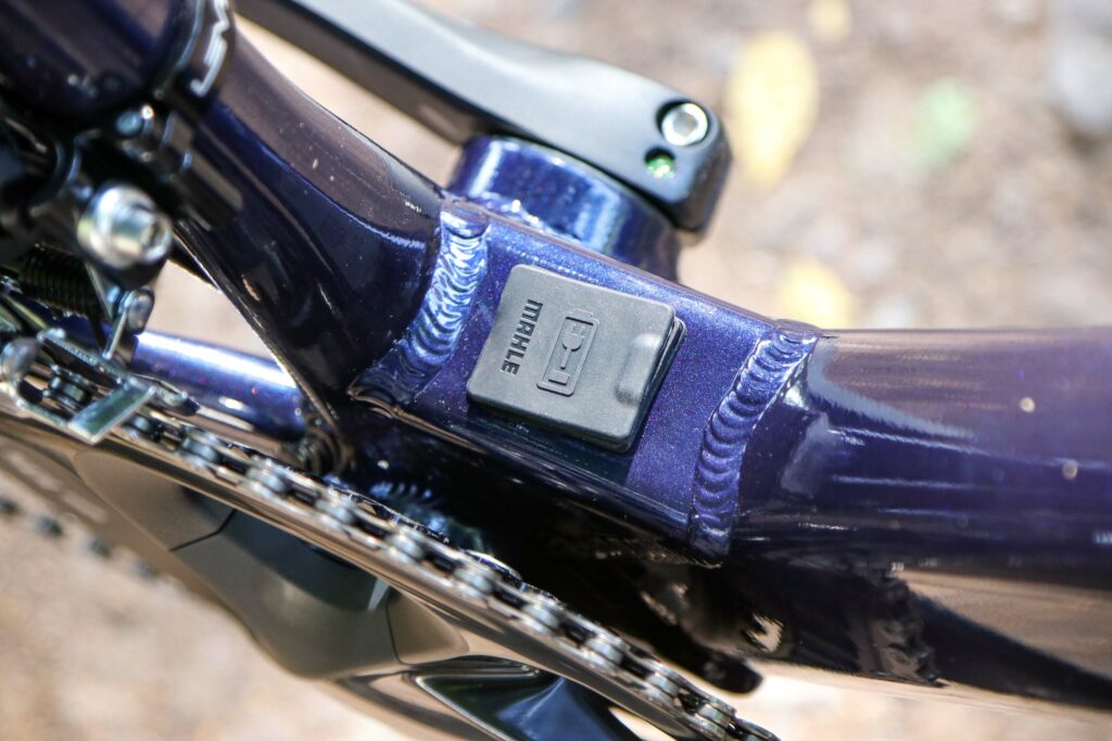 2021 Ribble Endurance AL e Shimano 105 – charging port.jpg
