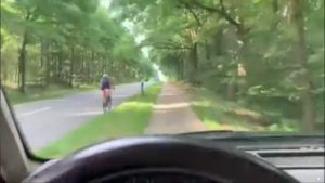 Driver uses cycle lane to speed past cyclist