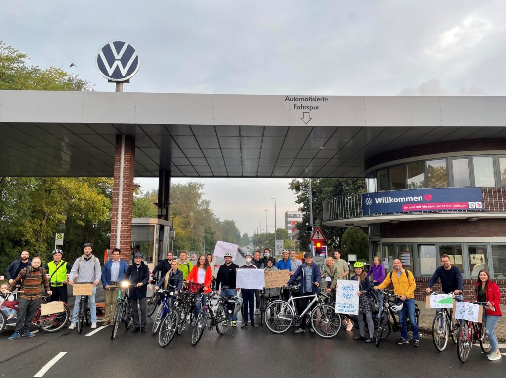 VW employees on bikes (via Herbert Diess on Twitter)