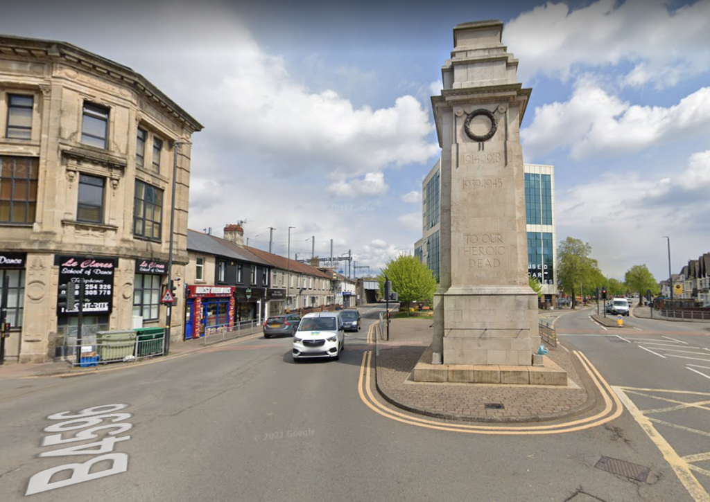Cenotaph on Carleon Road, Newport (via Google Street View).PNG