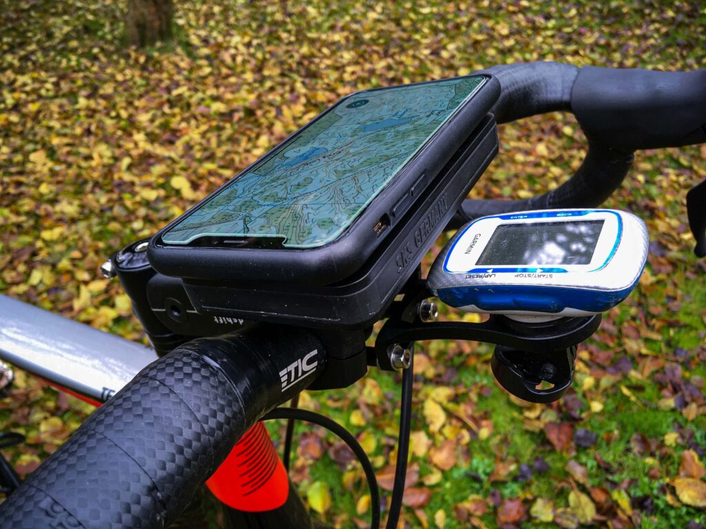 SKS Compit+ Smartphone with +ComUnit Wireless Charging Station &ndash; on bike with GPS 2.jpg