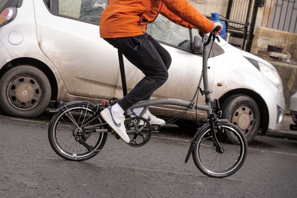 2022 Brompton P Line Urban Storm Grey – High – riding 6.jpg