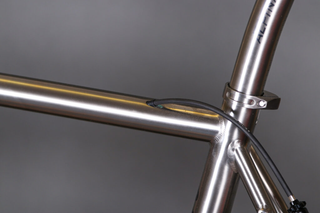 2022 Dolan ADX Titanium &ndash; top tube routing.jpg