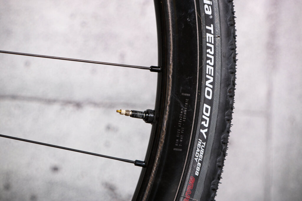 2022 Campagnolo Levante gravel wheelset – valve.jpg