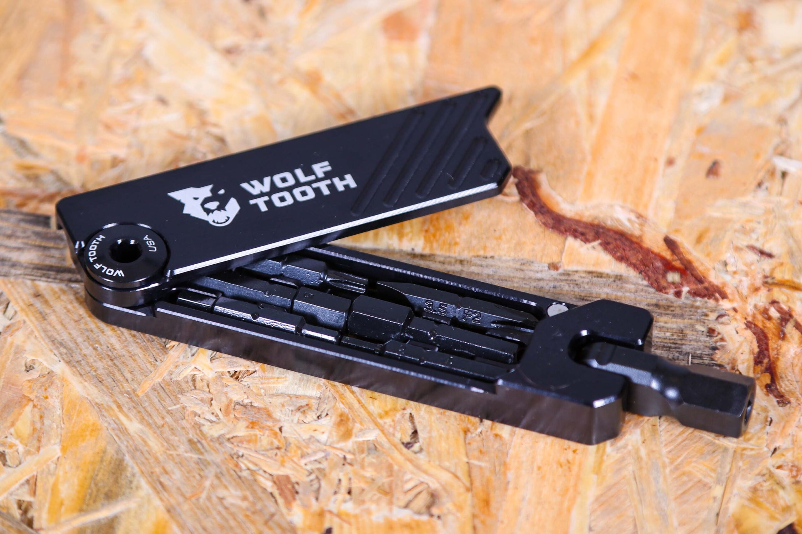 2022 Wolf Tooth 6-Bit Hex Wrench Multi-Tool with Keyring &ndash; bits storage