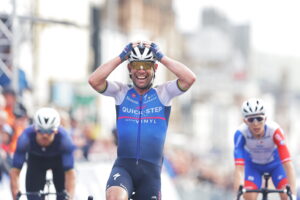 Mark Cavendish wins 2022 British road race championships (Alex Whitehead/SWpix.com)