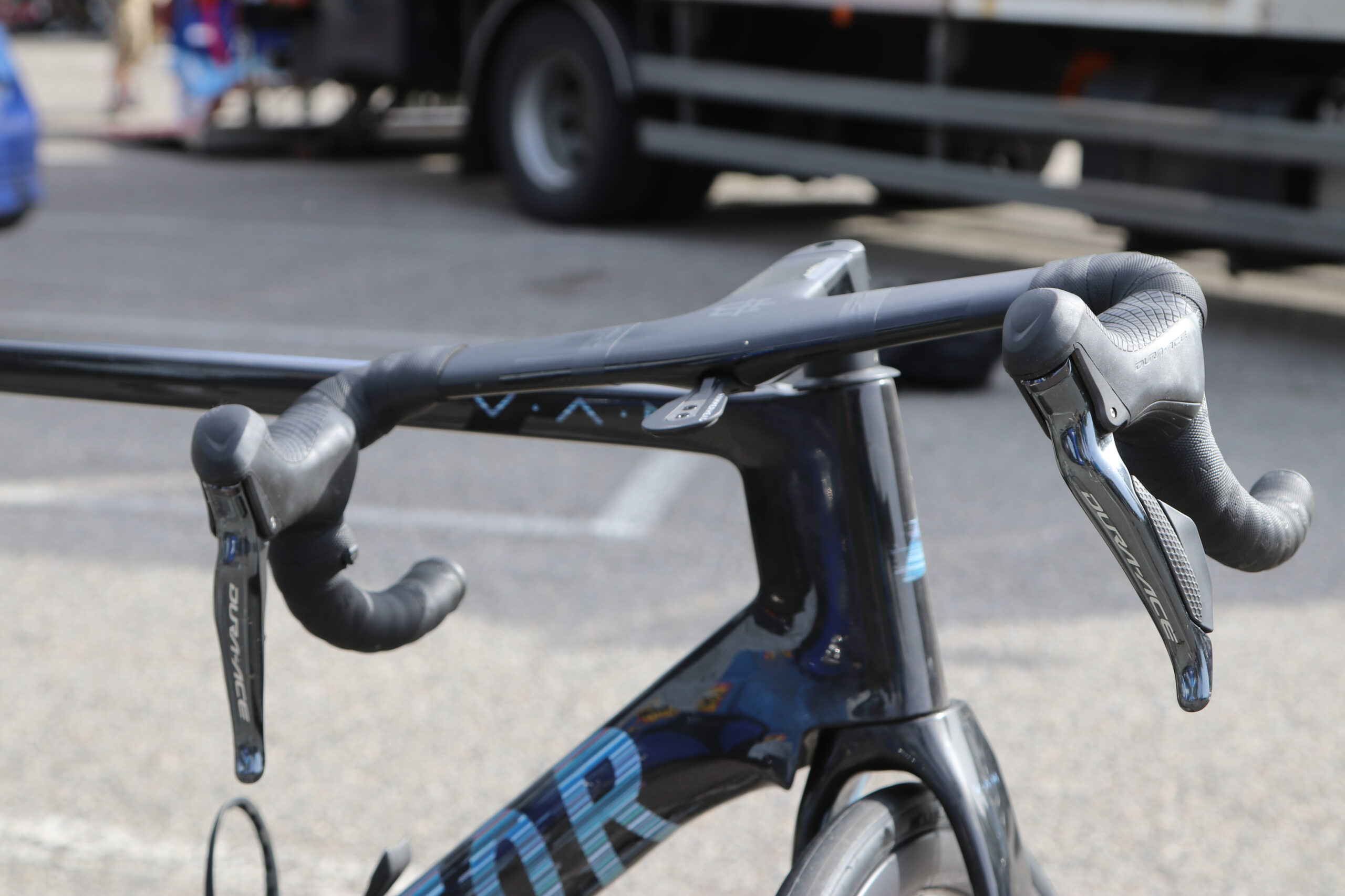 2022 Dauphine Israel bars shifters