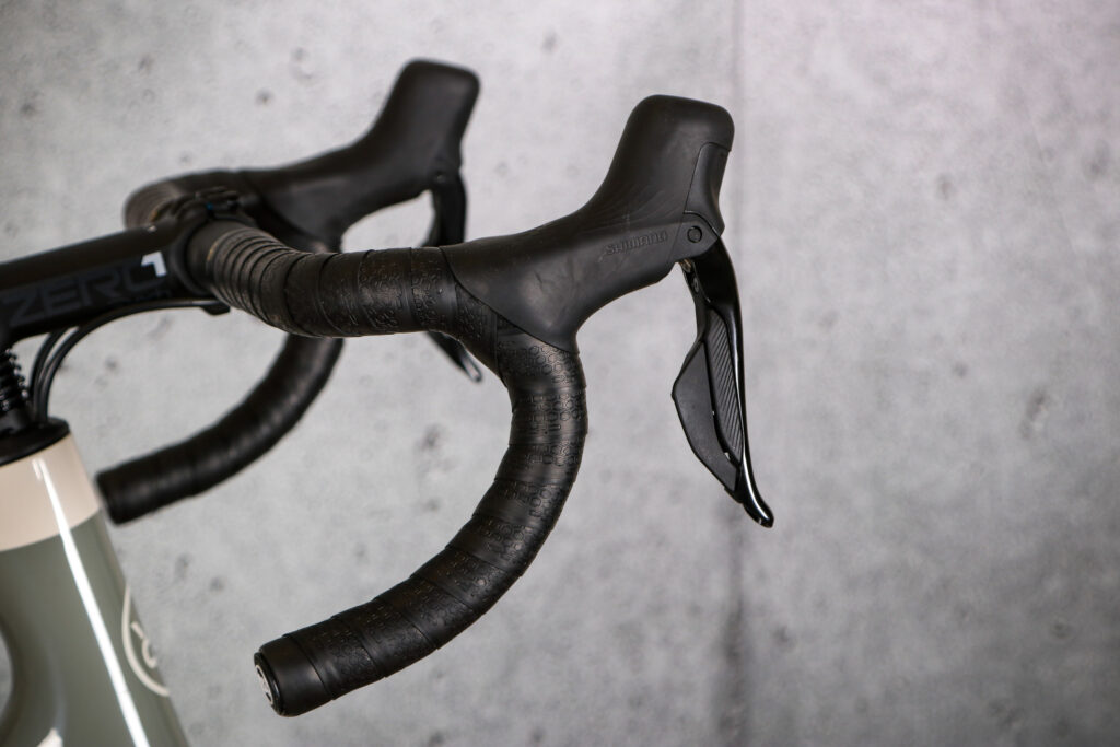 2022 Orro Terra C Shimano 105 Di2 – drop bar and lever.jpg