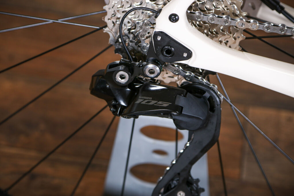 2022 Orro Terra C Shimano 105 Di2 – rear mech detail.jpg