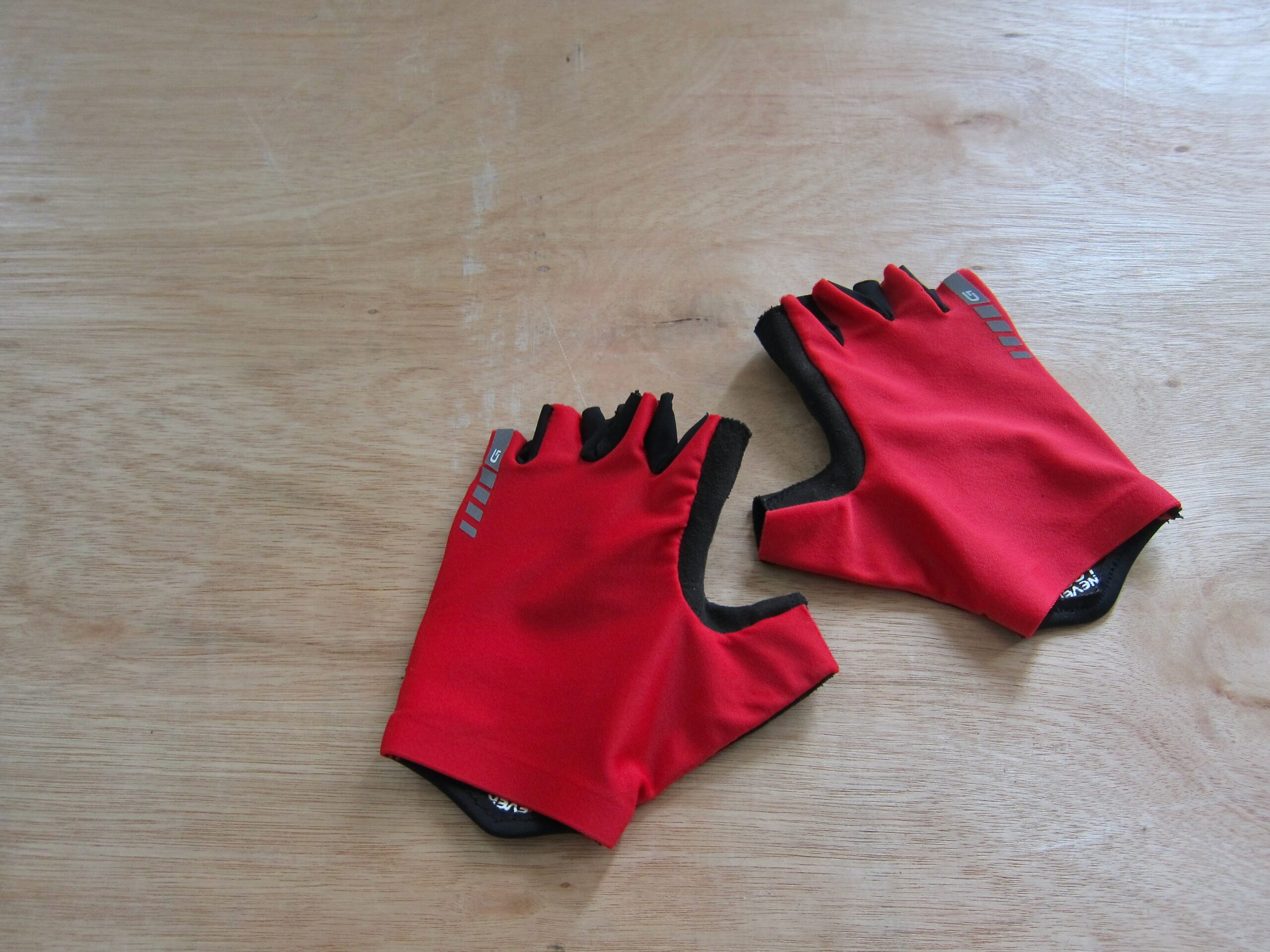 GripGrab Wight Prestige &ndash; GripGrab Aerolite Inside Grip Short Finger Gloves (Red)