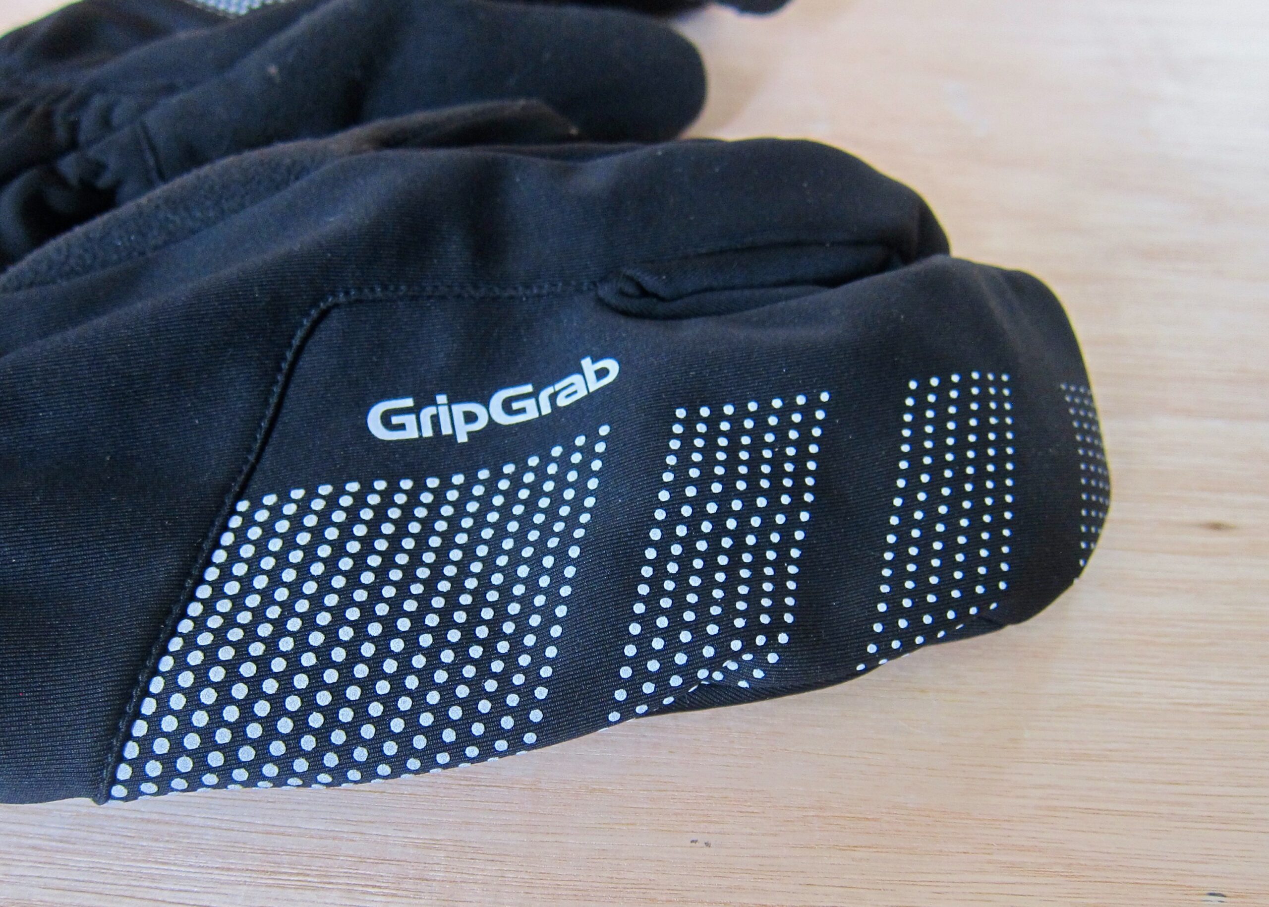 GripGrab Wight Prestige &ndash; GripGrab Ride Windproof Deep Winter Lobster Gloves Reflective Spots Detail