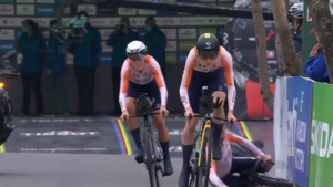 Annemiek van Vleuten crash World Championships Wollongong 2022 mixed relay