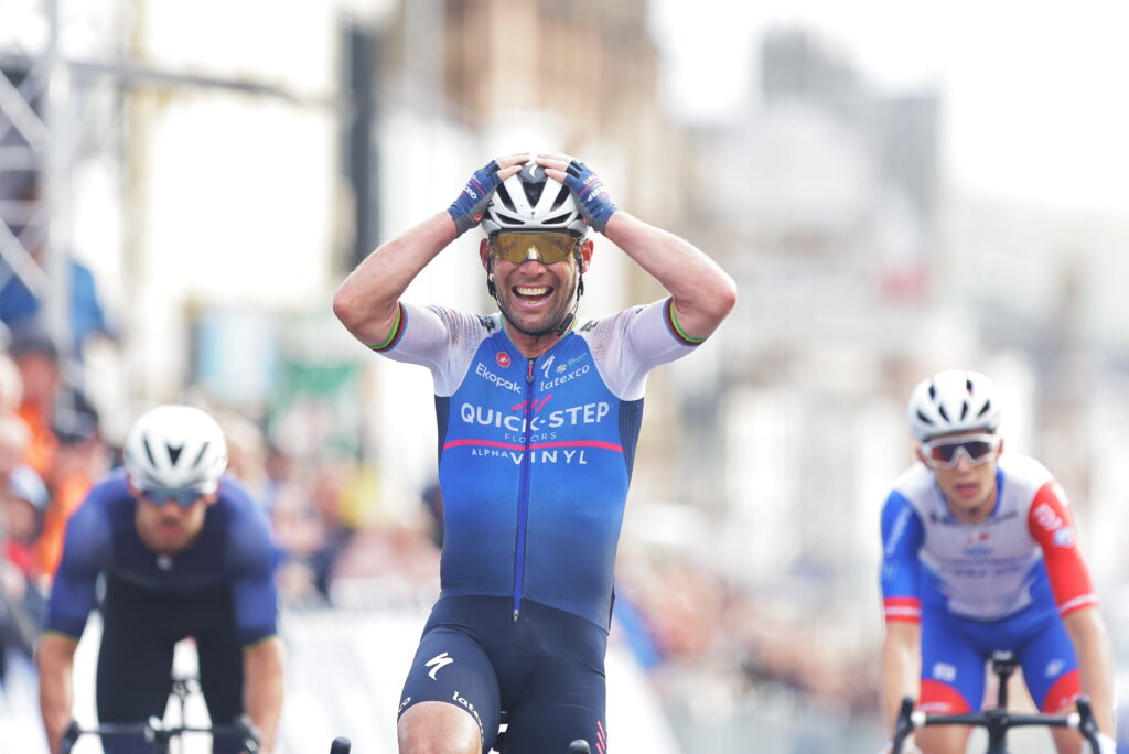 Mark Cavendish wins 2022 British road race championships (Alex Whitehead/SWpix.com)