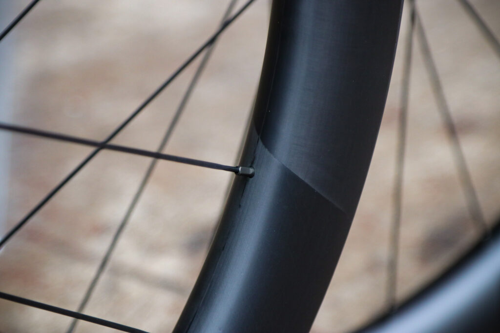 2022 3T DISCUS 45 40 LTD Carbon-Ti wheelset – spoke nipple.jpg