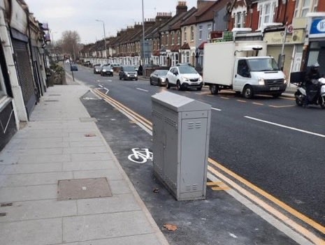 Another bad bike lane (@geoffallard/Twitter)