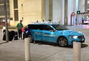 Mark Cavendish Alicante airport Astana Qazaqstan (Twitter/@CaleyFretz)