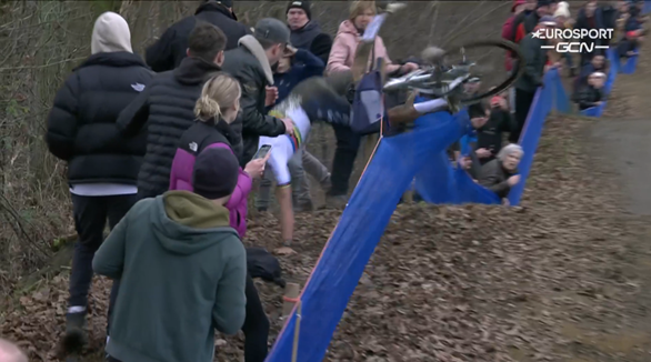 Tom Pidcock crashes during GP Sven Nys