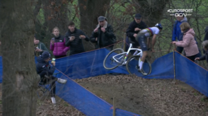 Tom Pidcock crashes during GP Sven Nys