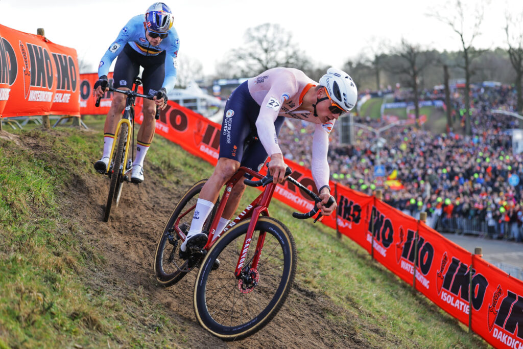 Van Aert and Van der Poel duel at the 2023 UCI world cyclocross championships (Alex Whitehead/SWpix.com)