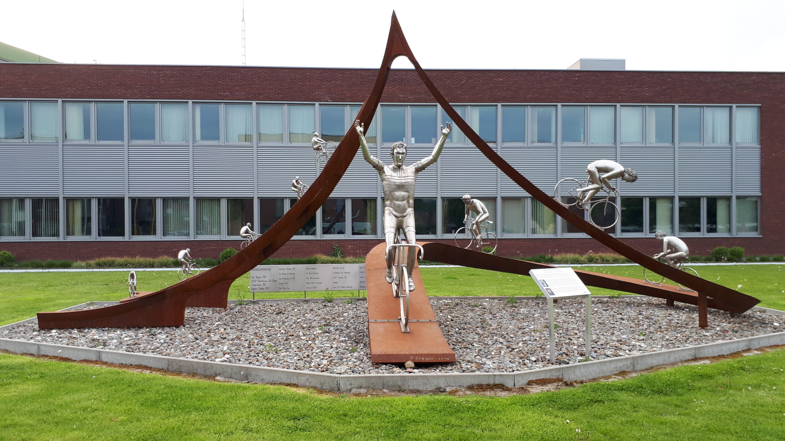Eddy Merckx statue, Wolvertem (Wikimedia Commons)