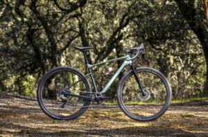 MY23_Revolt_X_Advanced_Pro_2_Product_WebRes_02