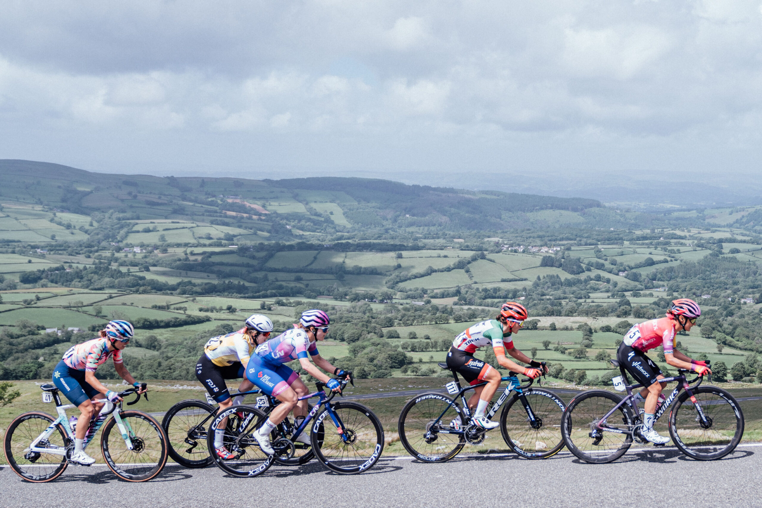 The Women’s Tour climbs Black Mountain in 2022 (SWpix.com)